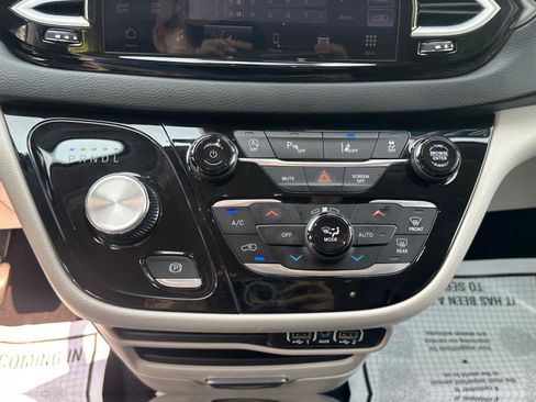 Used 2023 Chrysler Pacifica Touring-L FWD image 23
