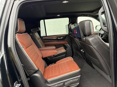Used 2023 GMC Yukon XL Denali Ultimate AWD/4WD image 10