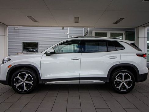 Certified 2025 Volkswagen Tiguan SE image 13