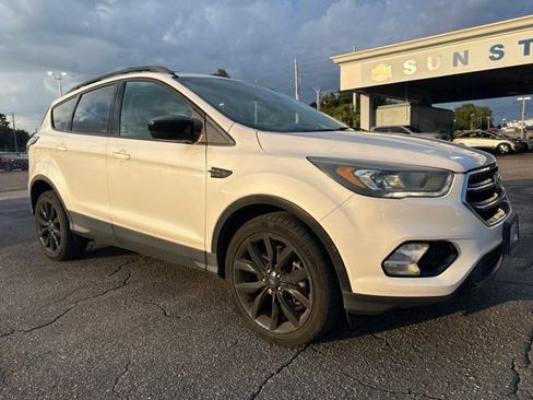 Used 2017 Ford Escape SE w/ Equipment Group 201A AWD/4WD image 4