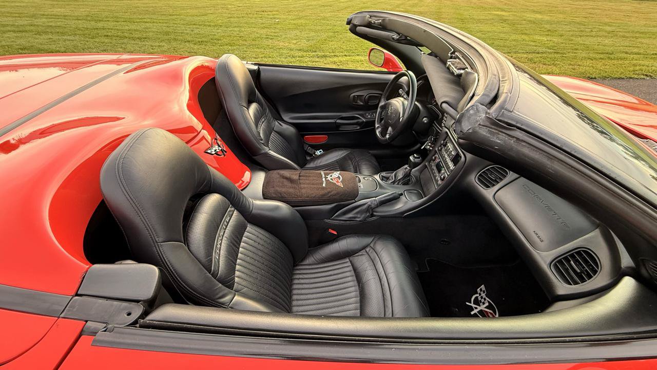 Used 2001 Chevrolet Corvette Convertible w/ Preferred Equipment Group1 RWD image 28