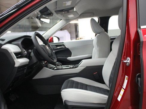 New 2026 Mitsubishi Outlander SE image 6