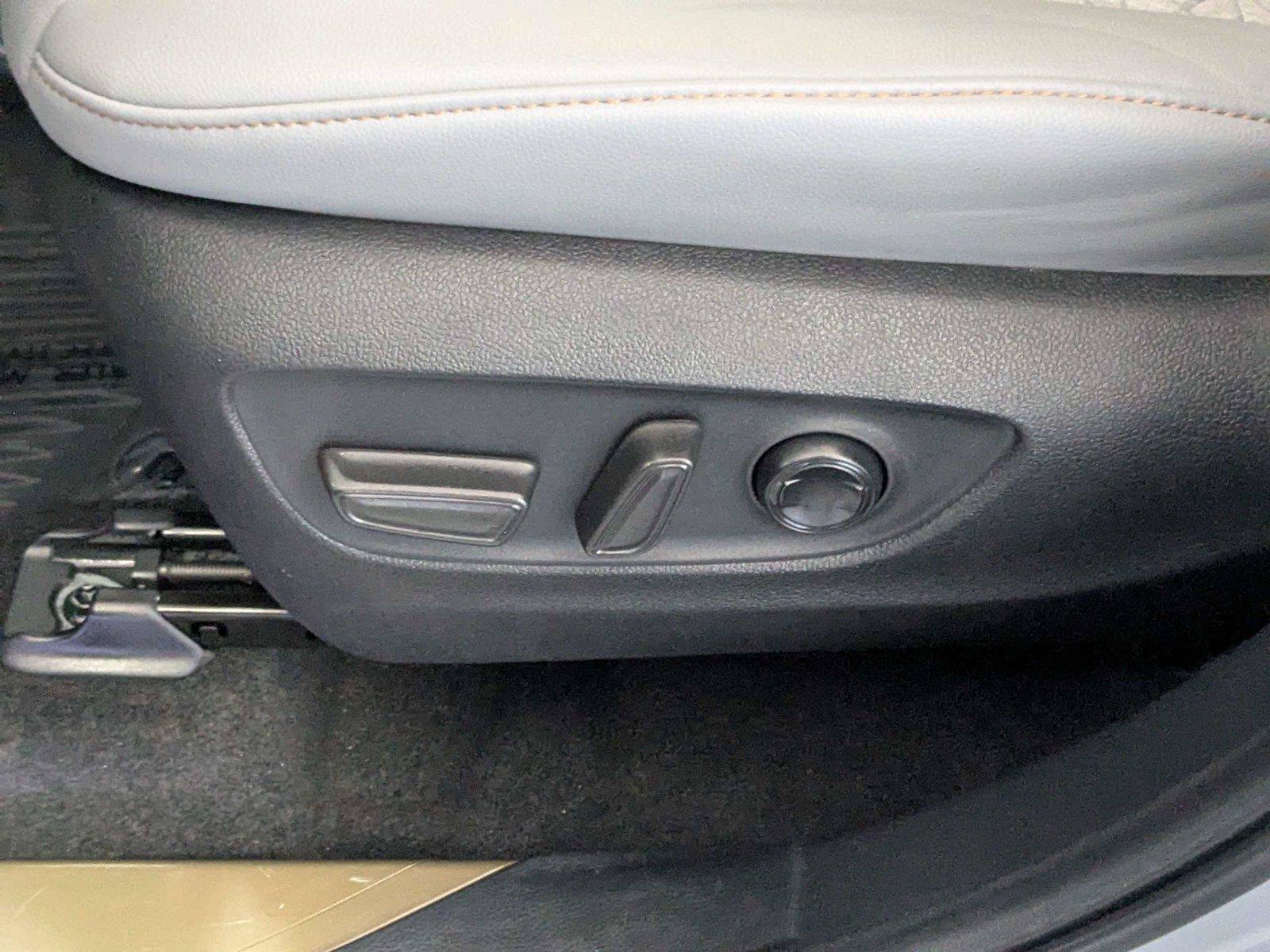 Used 2023 Toyota Highlander Bronze Edition FWD image 14