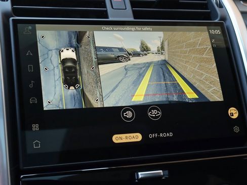 Certified 2024 Land Rover Discovery Dynamic SE image 23