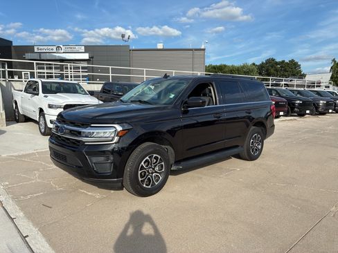 Used 2024 Ford Expedition XLT image 1