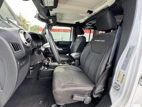 Used 2017 Jeep Wrangler Unlimited Rubicon w/ Connectivity Group image 12