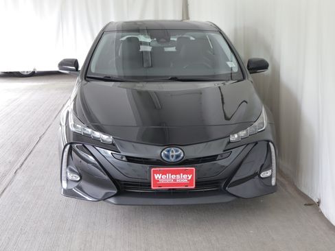 Used 2021 Toyota Prius Prime Limited FWD image 4
