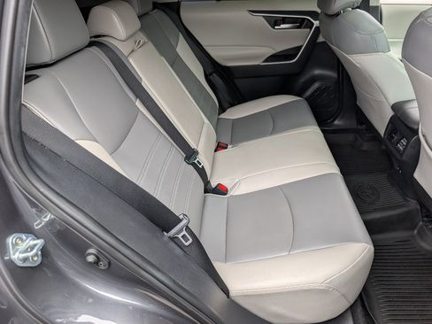 Used 2021 Toyota RAV4 XLE Premium FWD image 5