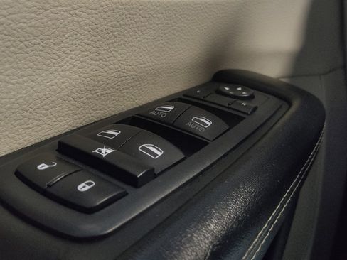 Used 2020 Chrysler Voyager Lxi FWD image 27