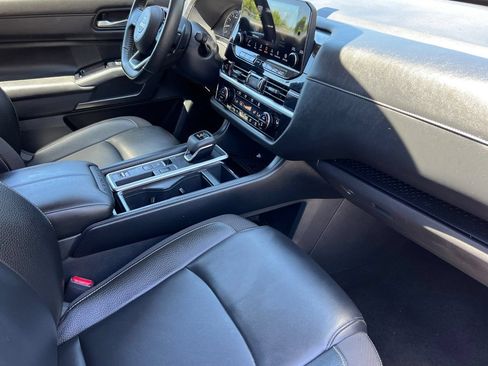 Used 2025 Nissan Pathfinder SL w/ SL Premium Package FWD image 17
