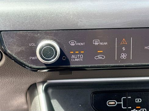 Used 2025 Kia Carnival FWD image 17