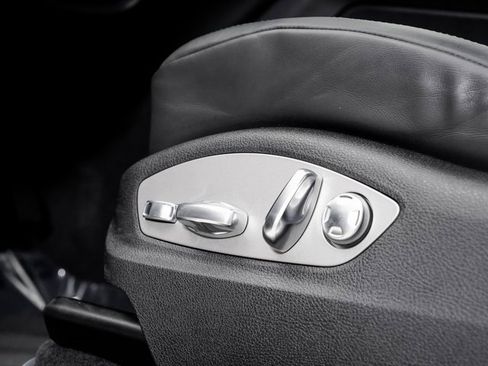 Used 2025 Porsche Macan image 12