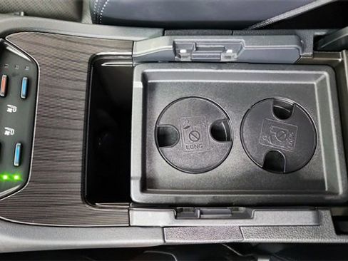 Used 2023 Toyota Venza Limited image 52