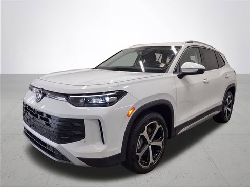 New 2025 Volkswagen Tiguan SE image 2