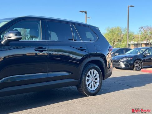 Certified 2025 Toyota Grand Highlander FWD image 10