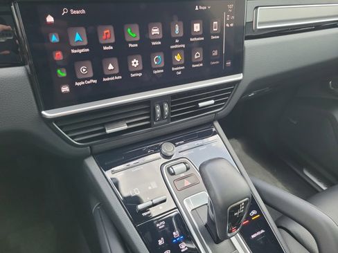 Certified 2023 Porsche Cayenne Platinum Edition image 32