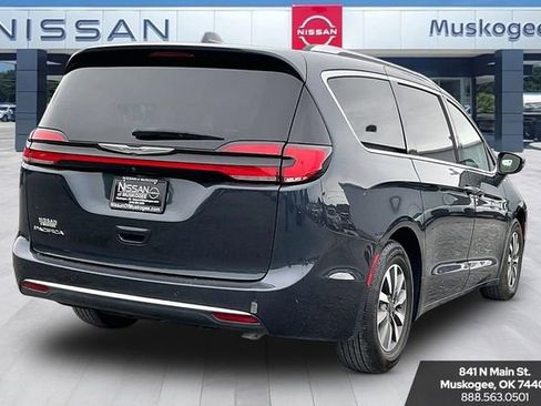 Used 2021 Chrysler Pacifica Touring-L FWD image 5