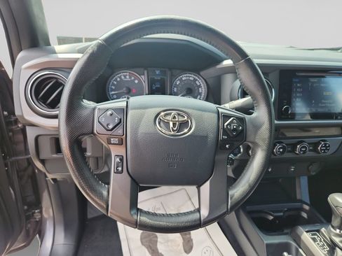 Used 2017 Toyota Tacoma TRD Sport w/ Tow Package (A/T) AWD/4WD image 13