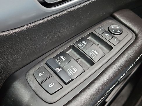 Used 2026 Chrysler Pacifica Limited FWD image 15