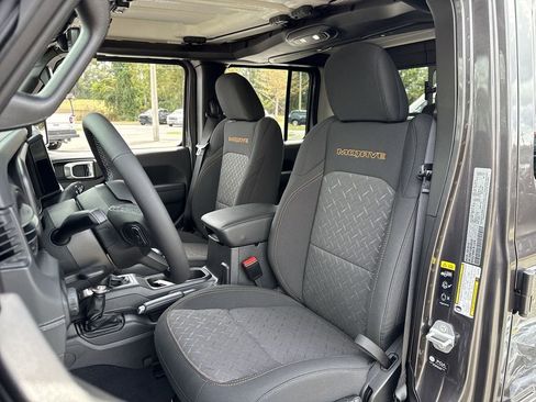 New 2025 Jeep Gladiator Mojave w/ Steel Bumper Group AWD/4WD image 11
