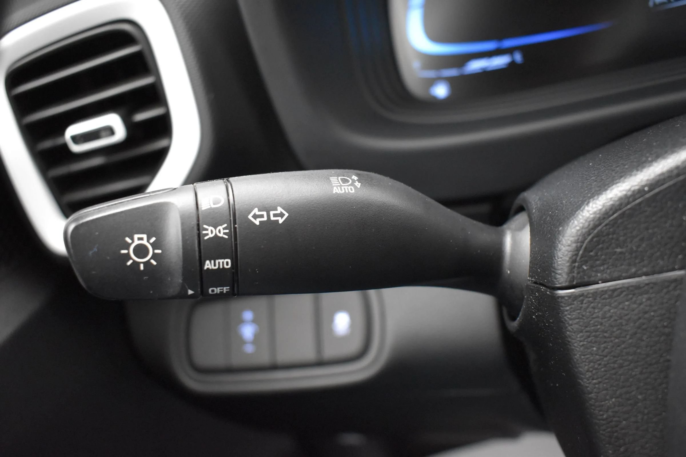 Used 2025 Hyundai Venue Limited FWD image 25