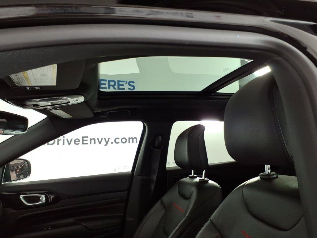 Used 2025 Jeep Compass Trailhawk w/ Sun & Sound Group AWD/4WD image 15
