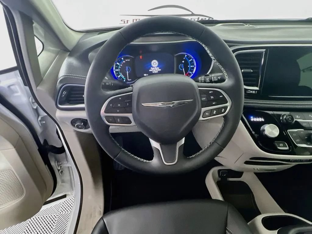 Used 2023 Chrysler Pacifica Touring-L FWD image 12