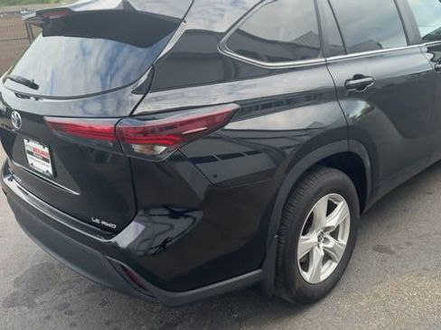 Used 2024 Toyota Highlander LE AWD/4WD image 15