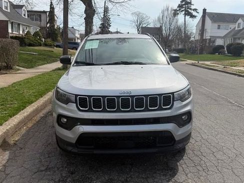 Used 2025 Jeep Compass Trailhawk AWD/4WD image 2