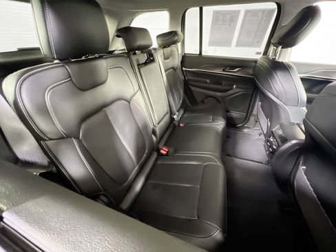 Used 2023 Jeep Grand Cherokee Limited w/ Black Appearance Package image 25