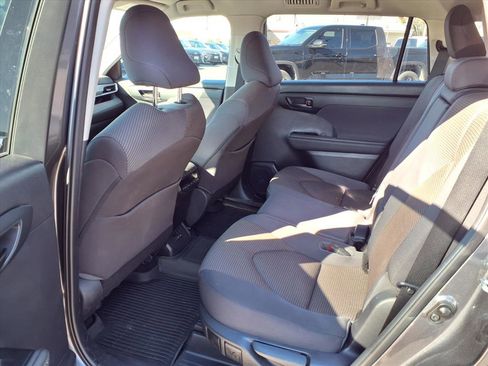 Used 2022 Toyota Highlander L image 25