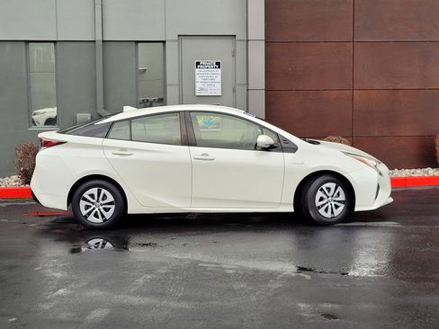 Used 2017 Toyota Prius Two image 3