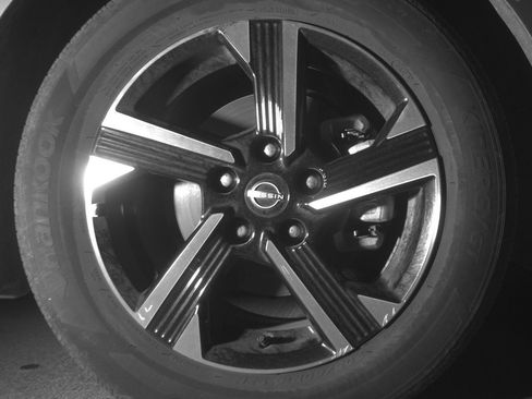 Used 2025 Nissan Sentra SV FWD image 13