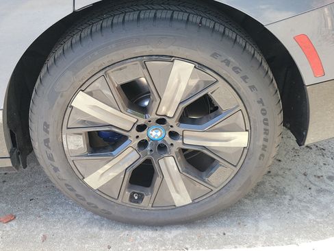 Used 2024 BMW iX xDrive50 w/ Premium Package AWD/4WD image 6