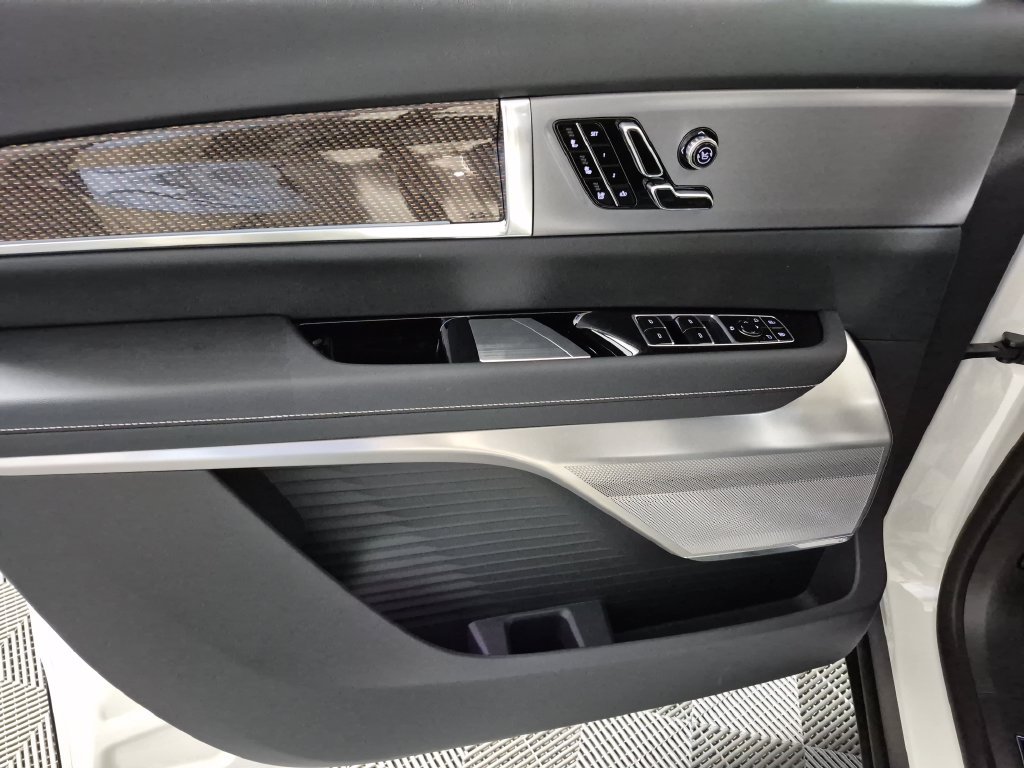 New 2027 Cadillac Vistiq Sport w/ LPO, Floor Liner Package AWD/4WD image 15