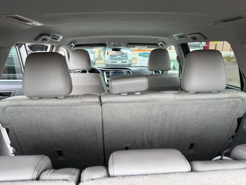 Used 2017 Toyota Highlander Plus w/ Carpet Mat Package FWD image 10