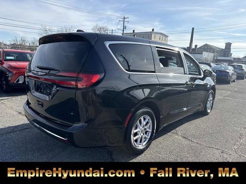 Used 2023 Chrysler Pacifica Touring-L image 8