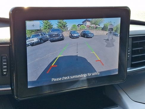 Used 2022 Ford Explorer XLT w/ Equipment Group 202A AWD/4WD image 21