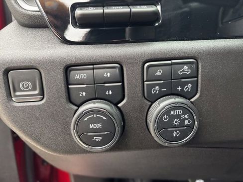 Used 2024 Chevrolet Silverado 1500 High Country w/ Technology Package image 34