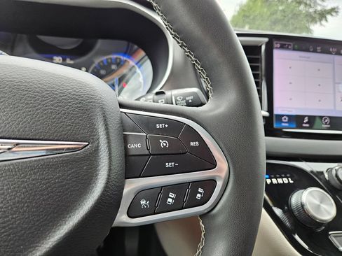 Used 2023 Chrysler Pacifica Touring-L FWD image 33