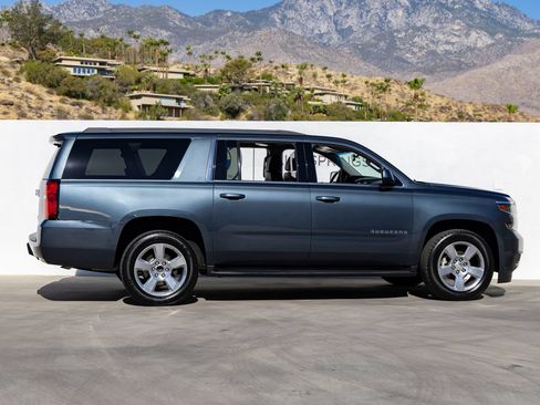 Used 2019 Chevrolet Suburban LT w/ Luxury Package AWD/4WD image 5