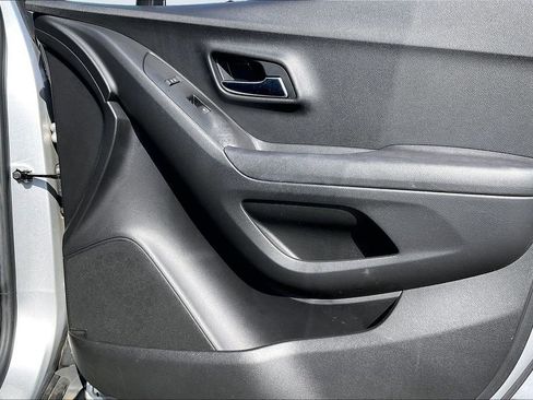 Used 2020 Chevrolet Trax LT w/ LT Convenience Package FWD image 23