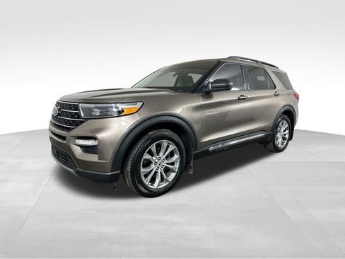 Used 2021 Ford Explorer XLT w/ Equipment Group 202A image 2