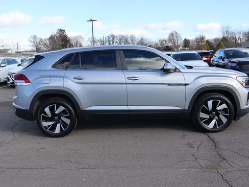 Used 2024 Volkswagen Atlas Cross Sport SE w/ Panoramic Sunroof Package image 4