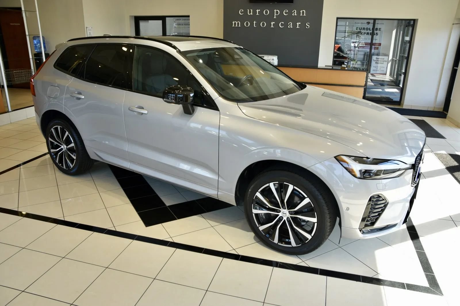 Used 2024 Volvo XC60 B5 Plus w/ Protection Package Premier AWD/4WD image 7