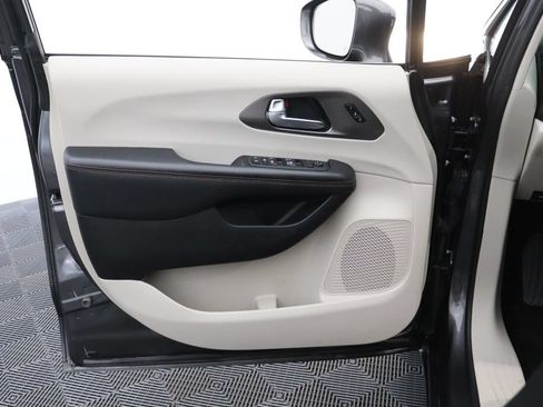 Used 2020 Chrysler Pacifica Touring-L FWD image 12