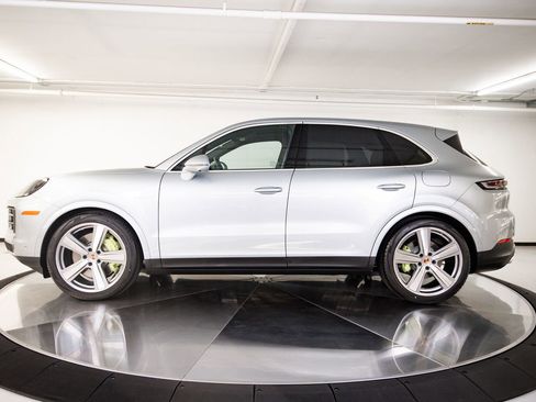 New 2026 Porsche Cayenne E-Hybrid AWD/4WD image 2