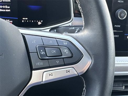 Certified 2025 Volkswagen Taos SE w/ Panoramic Sunroof Package image 19