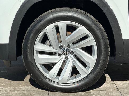 Certified 2022 Volkswagen Atlas Cross Sport SE image 27