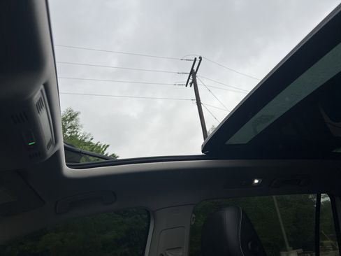 Certified 2023 Volkswagen Tiguan SE w/ Panoramic Sunroof Package FWD image 23
